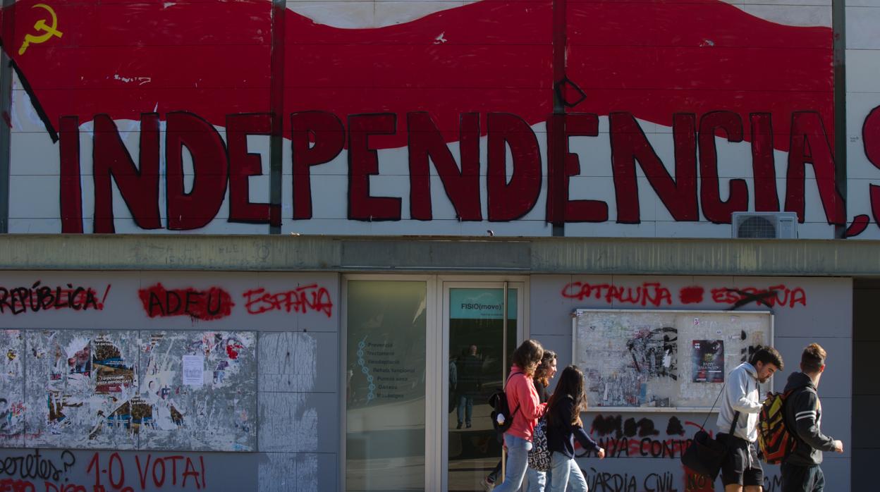 Pintadas a favor de la independencia de Cataluña en la Universidad Autónoma de Cataluña