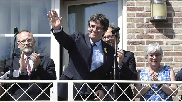 Puigdemont inicia su extorsión a Sánchez