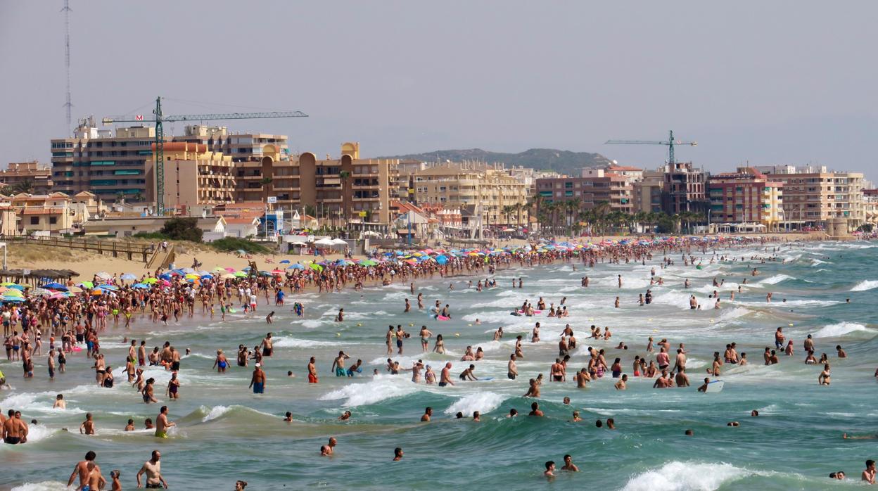 Imagen de archivo de la playa de Torrevieja