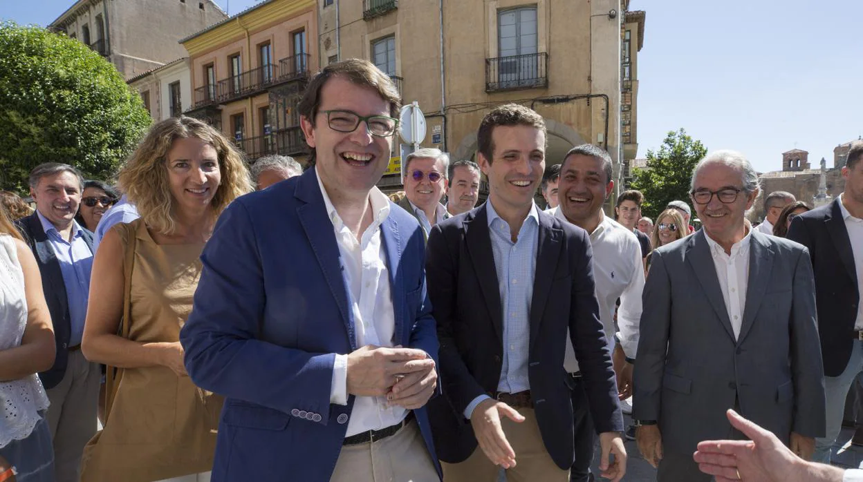 El presidente del Partido Popular, Pablo Casado junto con el presidente del PP de Castilla y León, Alfonso Fernández Mañueco, y el de Ávila, Carlos García