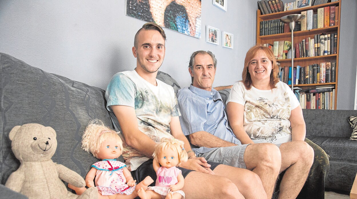 Nieves Jiménez y parte de su familia, en su casa de Salamanca, donde han acogido a siete menores desde 2011
