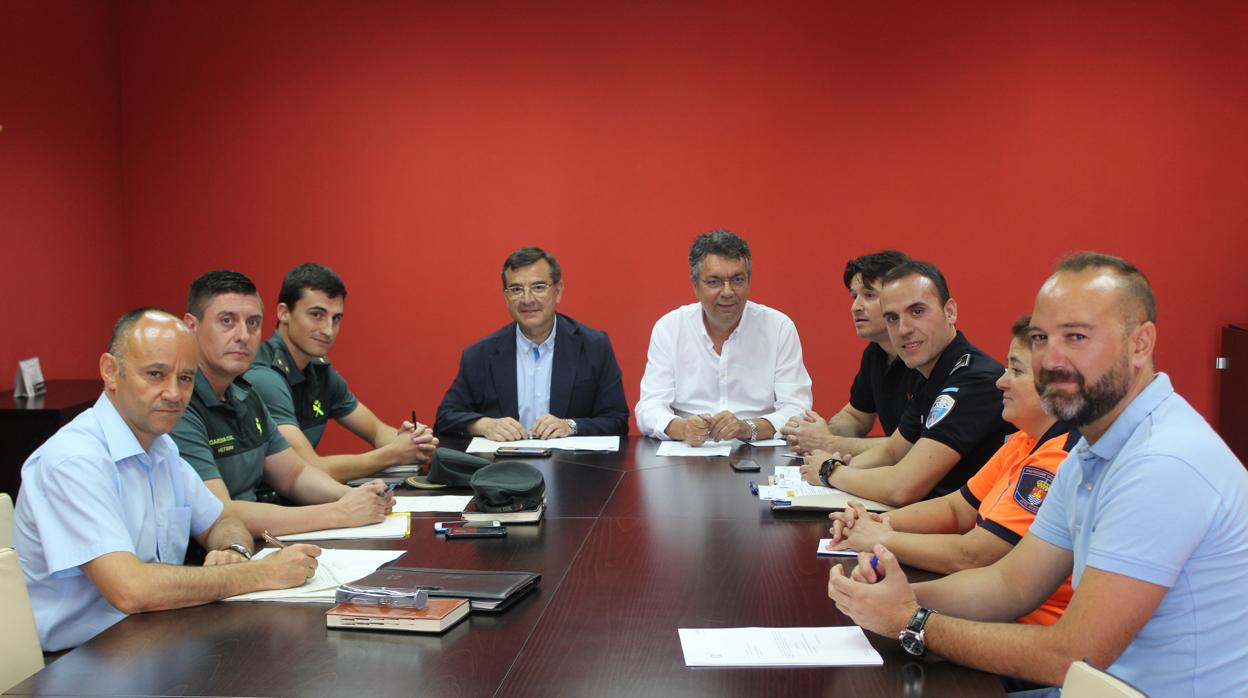 Un momento de la reunión, con el subdelegado del Gobierno y el alcalde