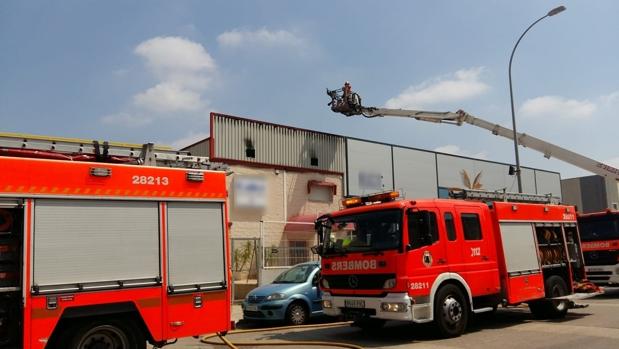 Los bomberos extinguen un incendio en un hotel de un polígono de Ribarroja