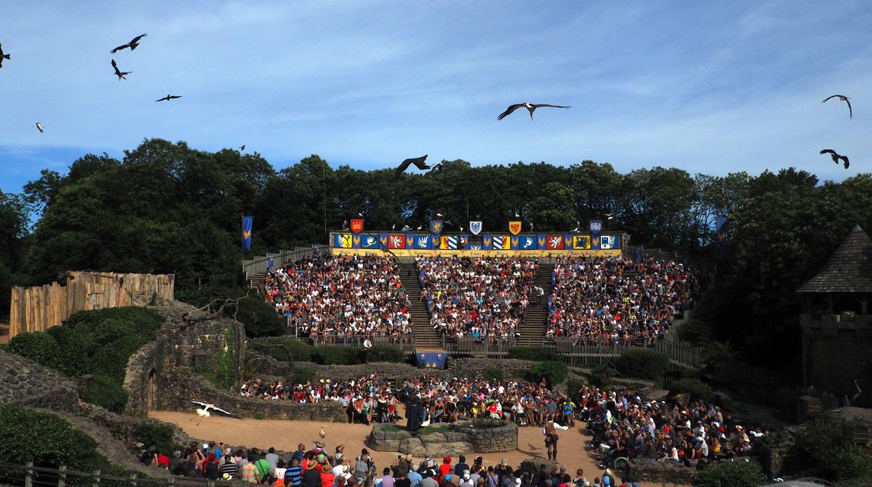 Uno de los espectáculos que se realizan en el parque francés Puy du Fou