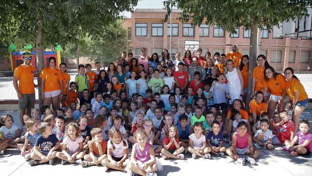 La alcaldesa y varios concejales visitan a los niños del campamento urbano