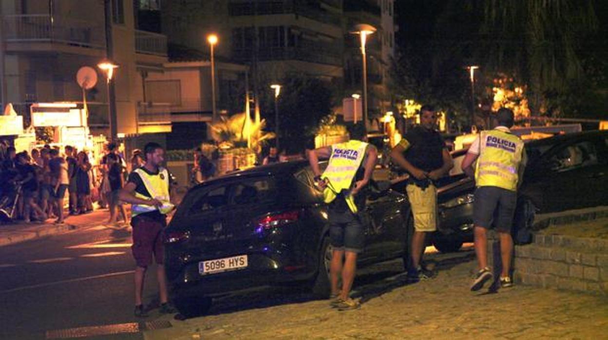 Los agentes policiales en Cambrils