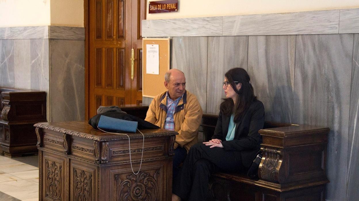 El exjefe de Pensiones de Zamora del Instituto Nacional de la Seguridad Social, C.C.V. conversa con su abogada momentos antes de testificar en el juicio