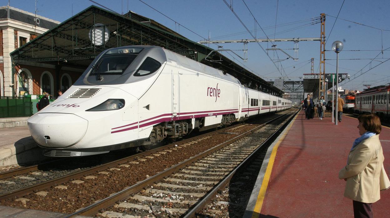 Imagen de archivo de un tren Alvia en la estación Campo Grande de Valladolid