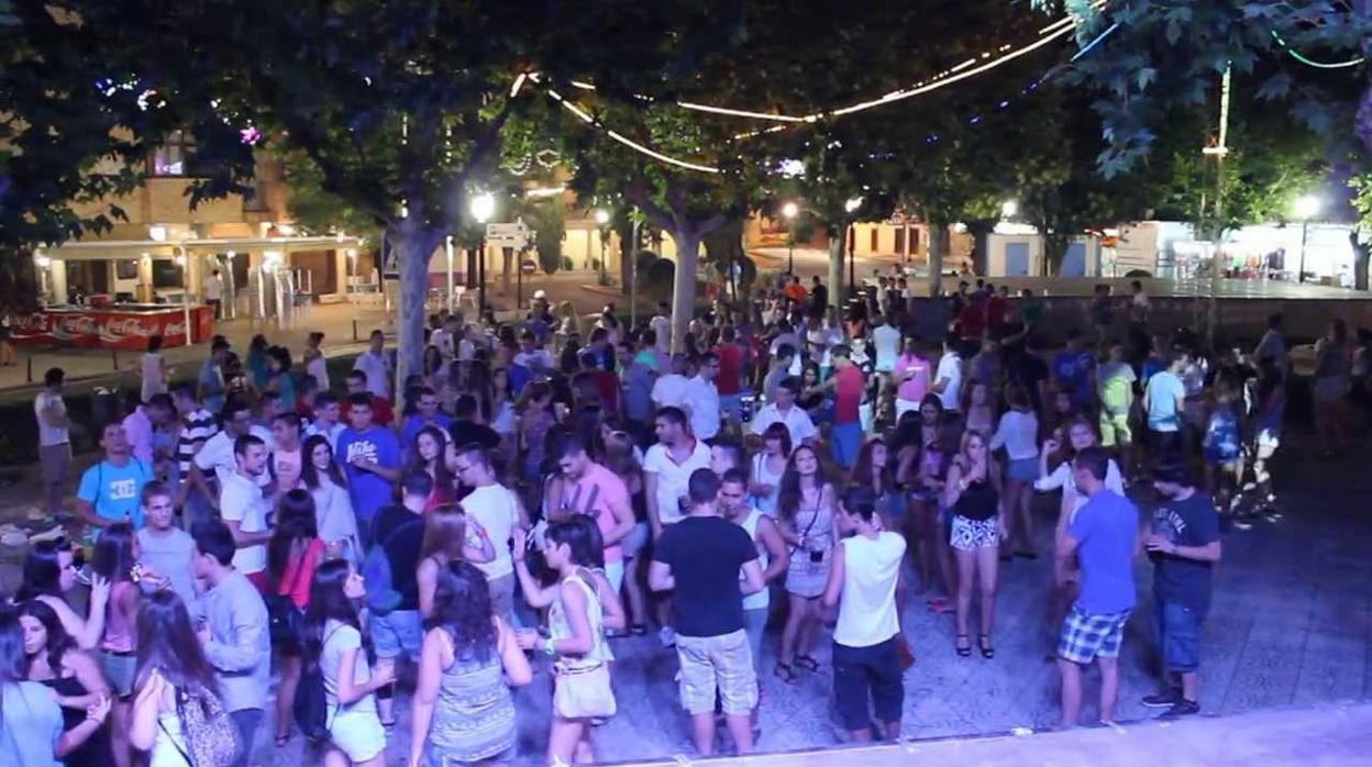 Jóvenes se divierten en una de las fiestas de Argés