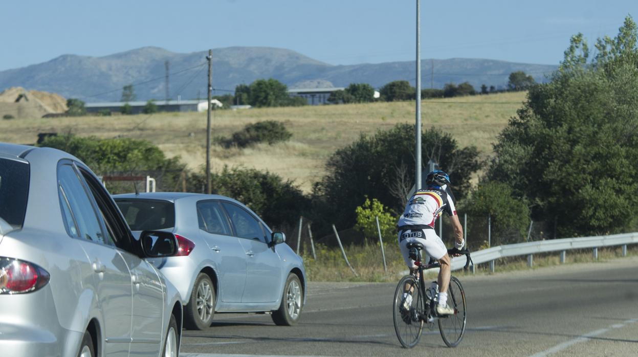 Imagen de archivo de un ciclista por la carretera