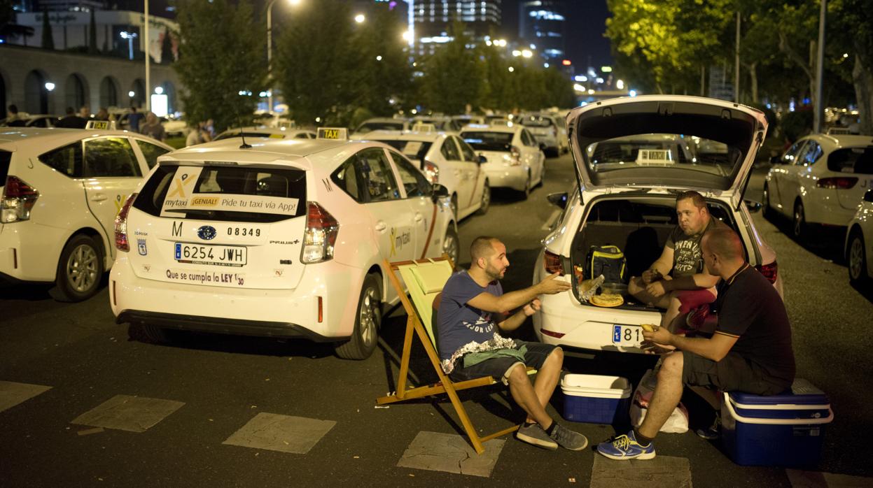 Taxistas acampados con sus vehículos en el Paseo de la Castellana, Madrid