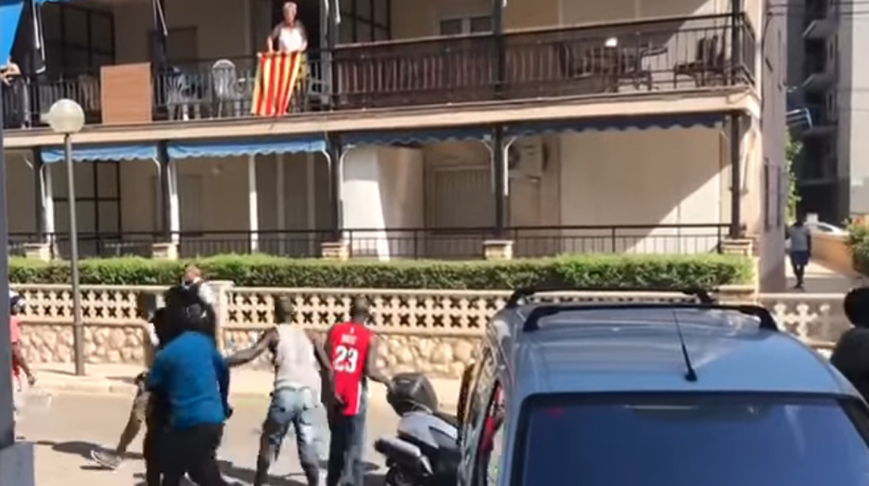 Los manteros enfrentándose a la Policía catalana