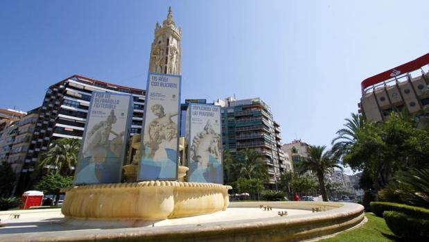 FGV denuncia un bulo difundido en WhatsApp de que se hundía la plaza de los Luceros de Alicante