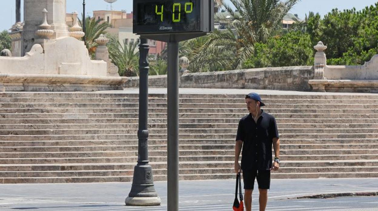 Algunos termómetros marcaron 40 grados este viernes al sol en el centro de Valencia