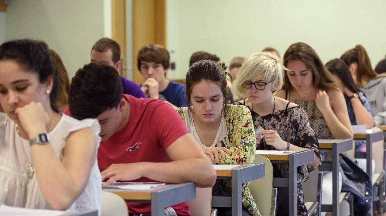 Estudiantes realizan uno de los exámenes de la prueba de Selectividad en la Escuela de Ingenieros de Bilbao.