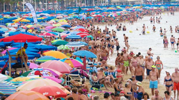 Una banda de ladrones roba 30.000 euros en móviles en cinco días en playas de Benidorm