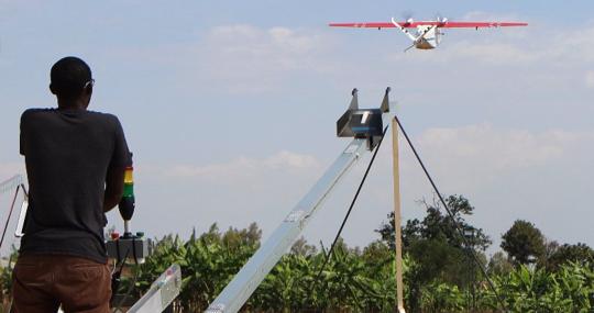 Un emprendedor africano prueba un sistema de cartografía agraria con drones