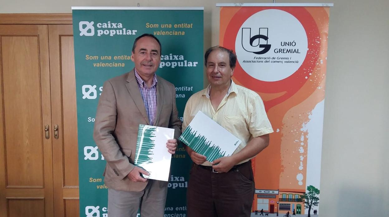 Francesc Ferrer (derecha) junto a José María Company, de Caixa Popular, tras firmar un acuerdo recientemente