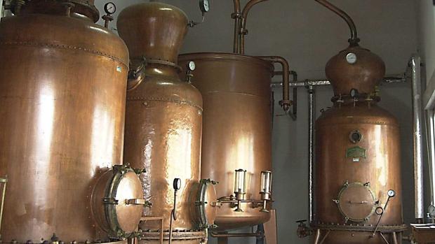 Interceptados más de un millar de litros de orujo clandestino