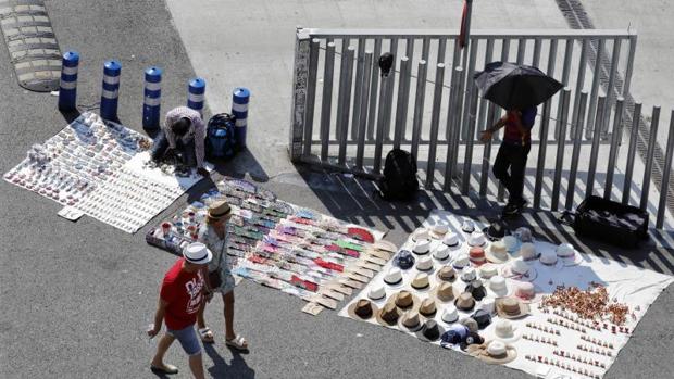 Los manteros de Barcelona se defienden: «Fuimos agredidos y nos presentan como agresores»