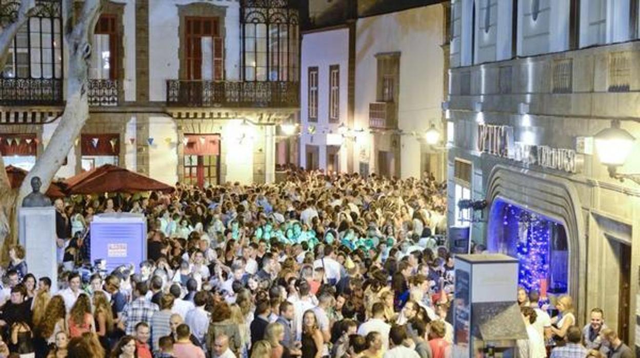 Fin de Año en un mes de agosto frente al Teatro Guiniguada