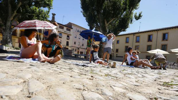 Protesta playera para recuperar el estado original de la Plaza del Grano de León