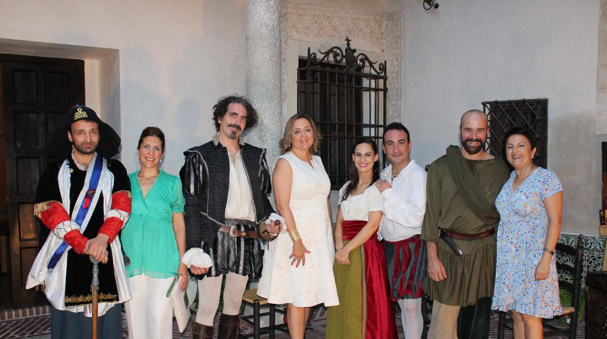 La alcaldesa y varias concejales de la Puebla posando junto a los actores y atrices del Festival La Celestina