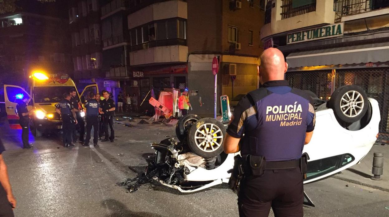 Un quiosco de la ONCE arrancado y una mano «catastrófica»: así fue el brutal accidente de Vallecas