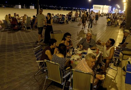 Familias cenando en el paseo marítimo