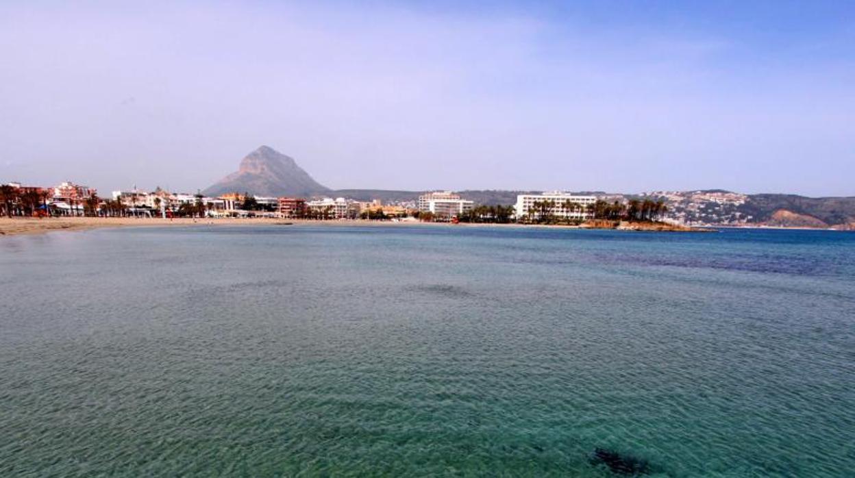 Vista panorámica de la playa en Xàbia