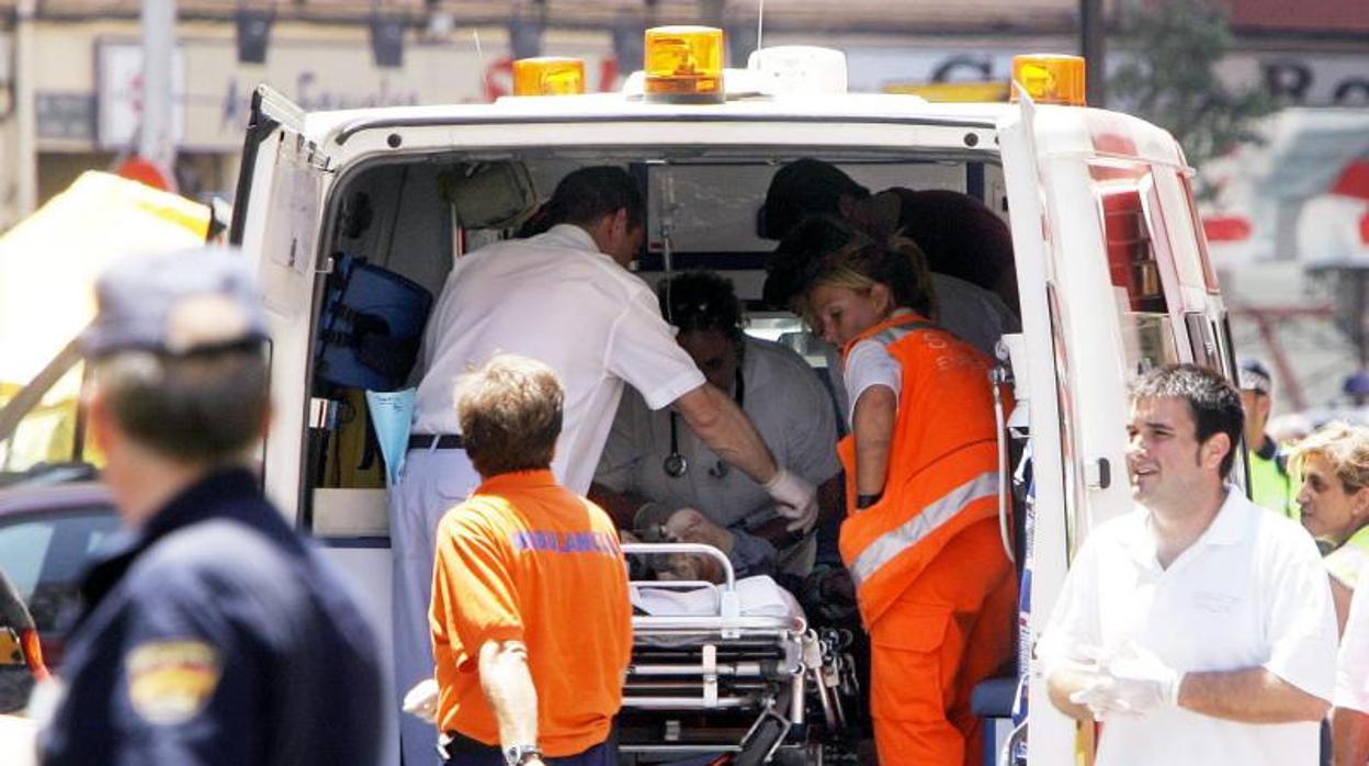 Efectivos del SAMU en una asistencia a heridos por accidente, en imagen de archivo