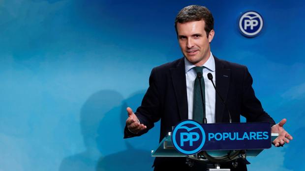 Casado rechaza dimitir: «No he recibido ningún regalo ni tengo ningún título que pueda colgar en la pared»