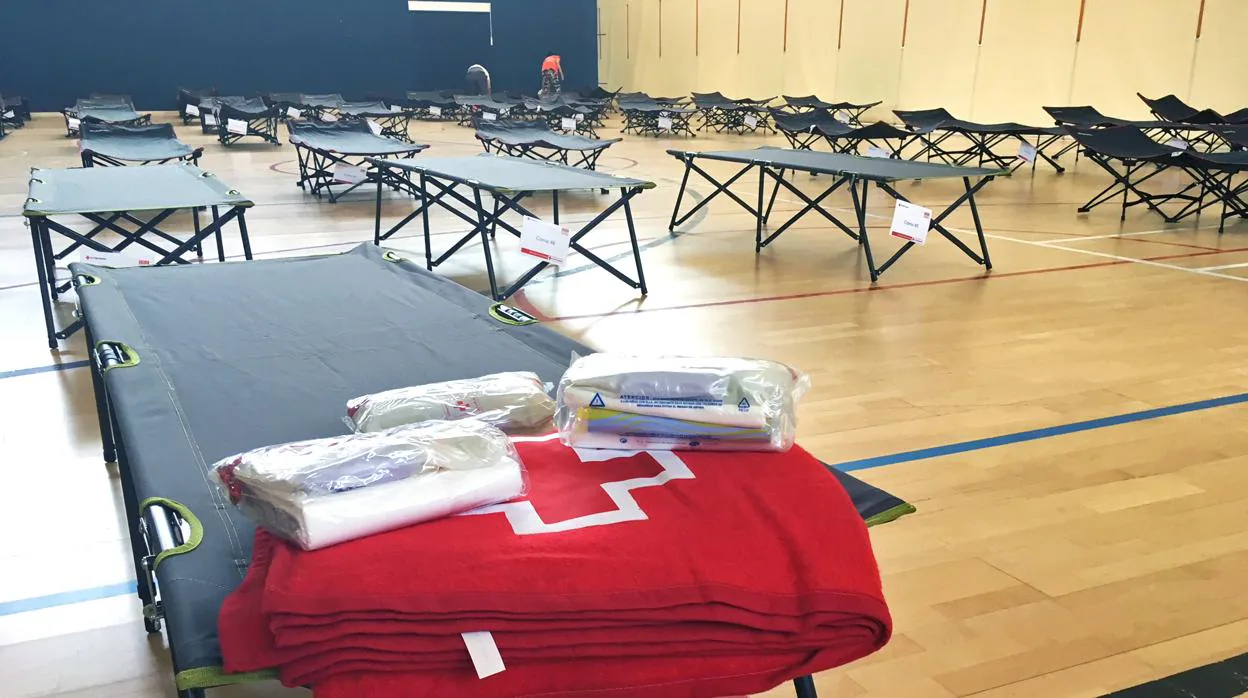Camillas preparadas por Cruz Roja en el complejo deportivo «García Fraguas» en Marchamalo