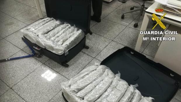 Pillado con 27 kilos de marihuana en dos maletas al coger el vuelo Alicante-Eindhoven