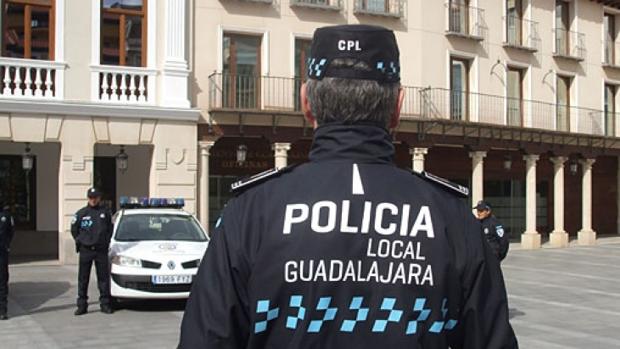 Detenida una joven por agredir a un policía que le pidió bajar la música