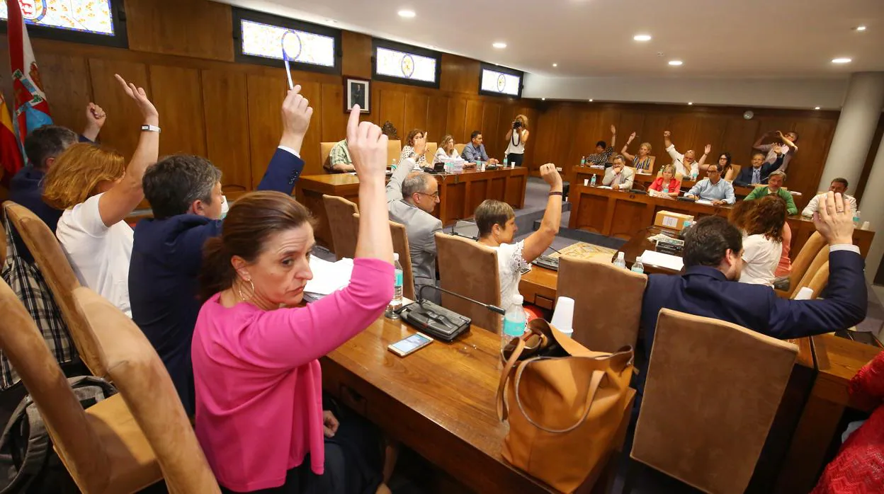 Votación durante el pleno de debate de presupuestos de Ponferrada