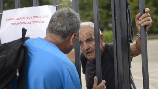 Un anciano francés queda atrapado en El Retiro tras ser desalojado por el viento