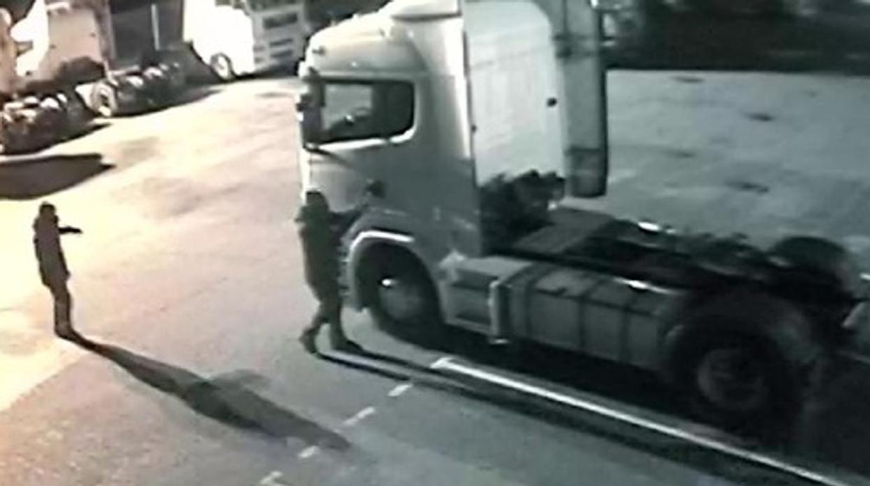 Delincuentes robando un camión