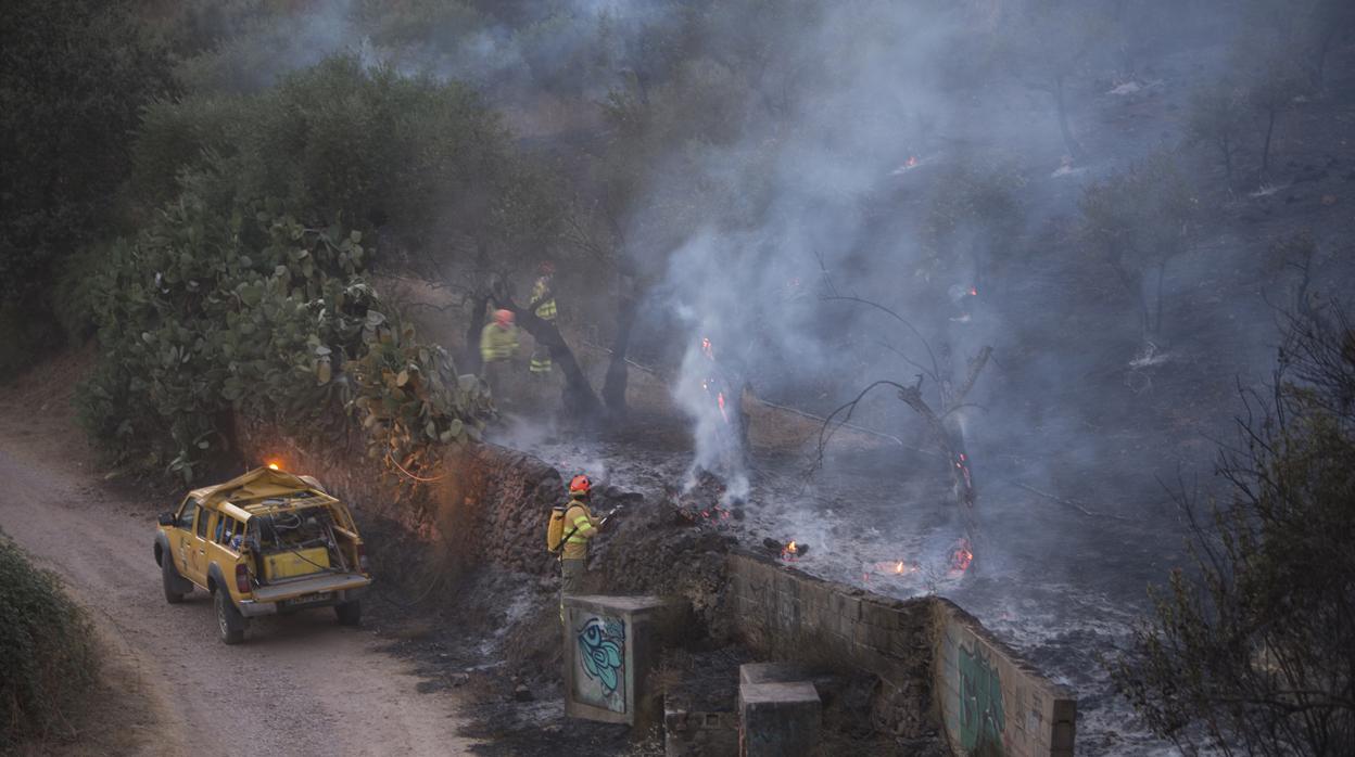 Varios retenes tratan de apagar las llamas del incendio