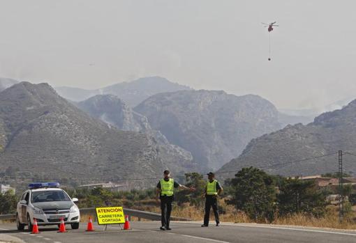 Efectivos de la Guardia Civil cortando una carretera