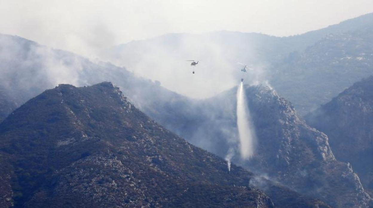 Un avión descargando en el incendio forestal declarado el término de Llutxent (Valencia)