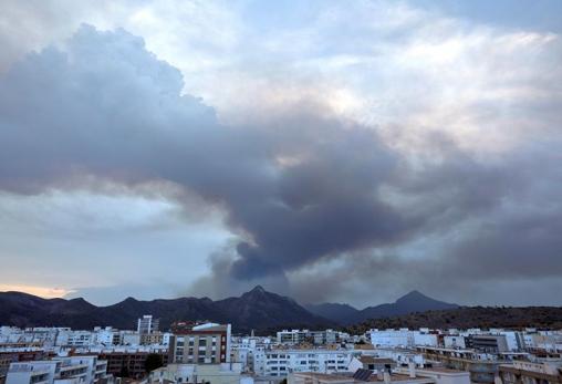 Humareda visible desde una zona habitada próxima al fuego