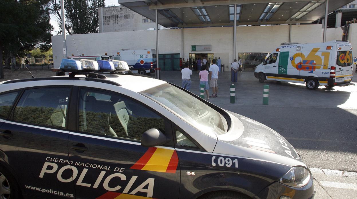 Coche de policía frente un hospital en una imagen de archivo