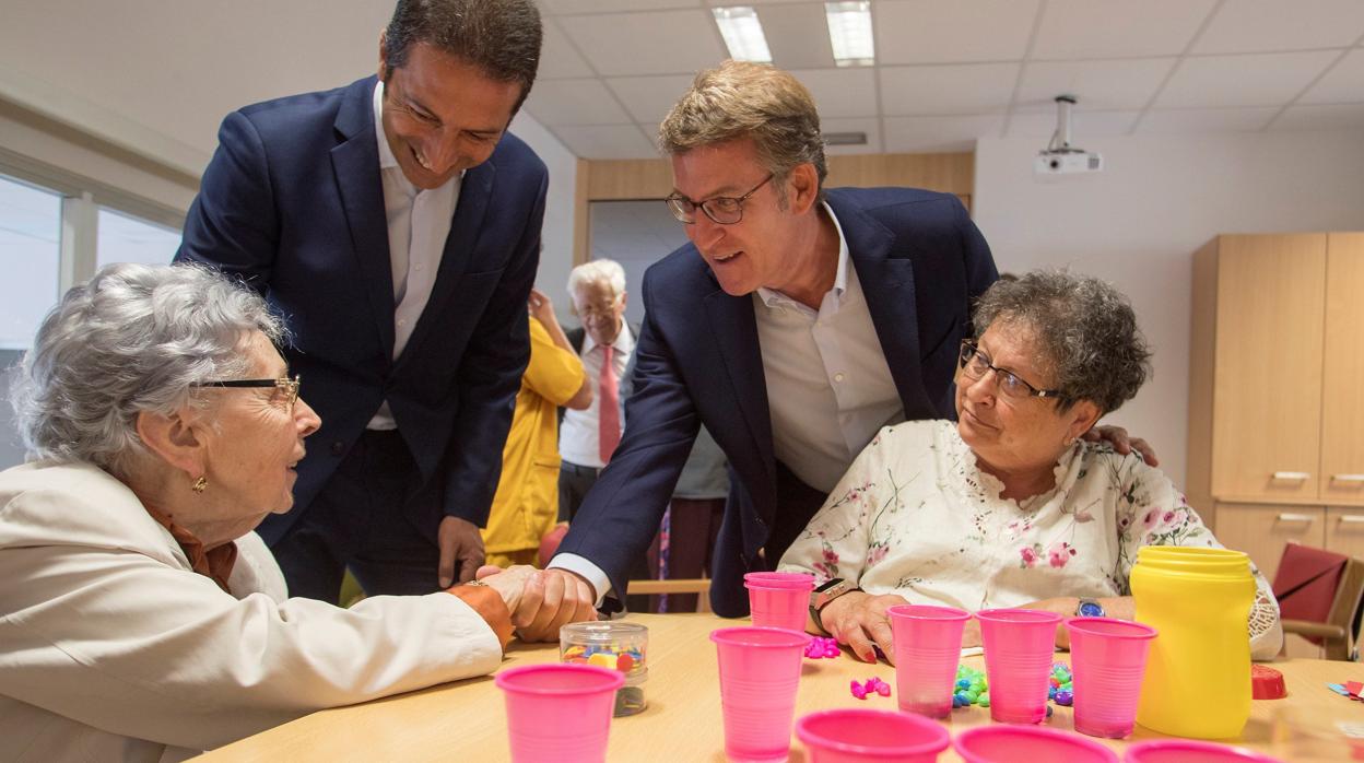 El presidente de la Xunta en la inauguración de un centro de mayores en Cervo