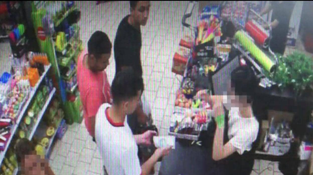 Los terroristas en una de las cuatro visitas que hicieron al supermercado de una gasolinera de la A-7 horas antes de ser abatidos en Cambrils