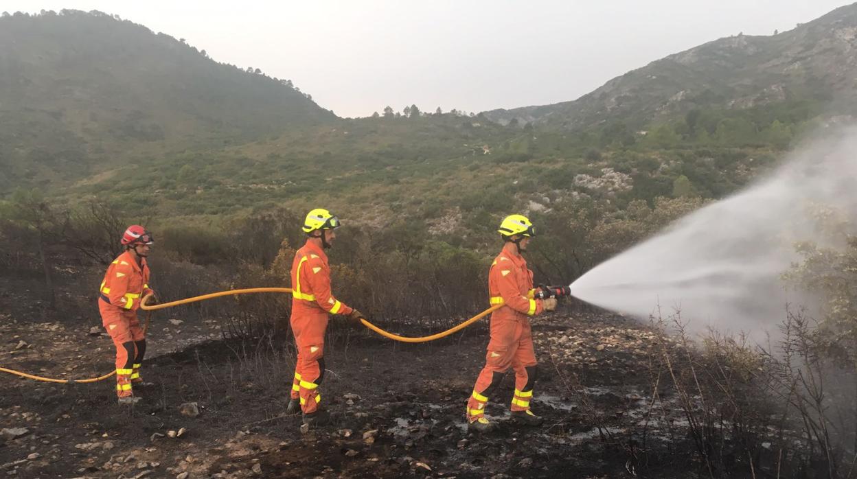 Efectivos de Bomberos trabajando en el incendio entre Barx y Pinet