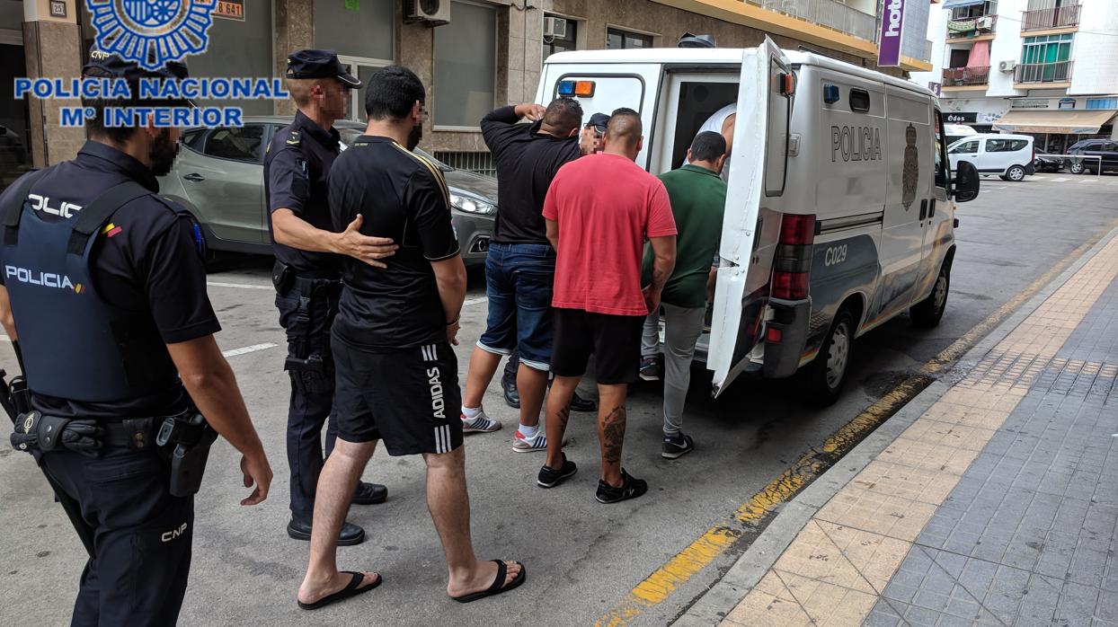 Agentes de la Policía Nacional con los detenidos en Benidorm