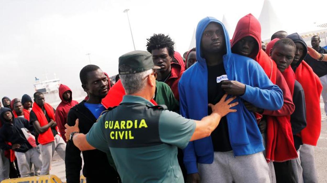 Un grupo de inmgrantes intercepta la costa del Estrecho de Gibraltar este verano