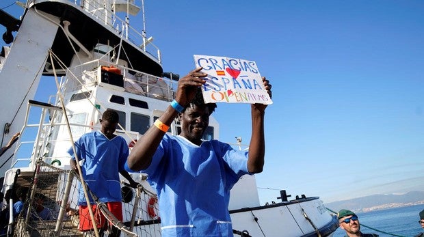 El Open Arms llega al puerto de Algeciras con 87 migrantes a bordo