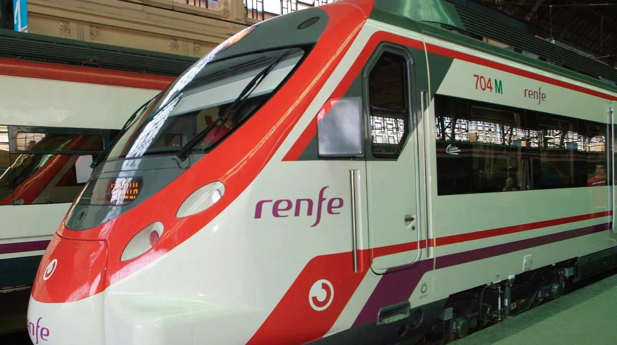Imagen de uno de los trenes de Renfe en la estación del Norte de Valencia